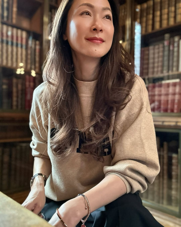 52歲童愛玲極罕曝光母子合照！22歲仔仔高大又靚仔棄讀法律赴美追逐NBA夢