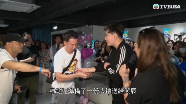 《中年3》男歌手竟獲粉絲豪贈超粗金鏈！謝票會全身行頭價值過百萬？