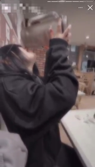 日本兩少女Sukiya直接對嘴飲共用水壺被捕 最高可被判以下刑罰!