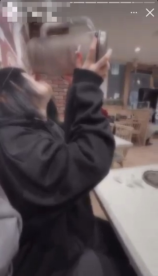 日本兩少女Sukiya直接對嘴飲共用水壺被捕 最高可被判以下刑罰!