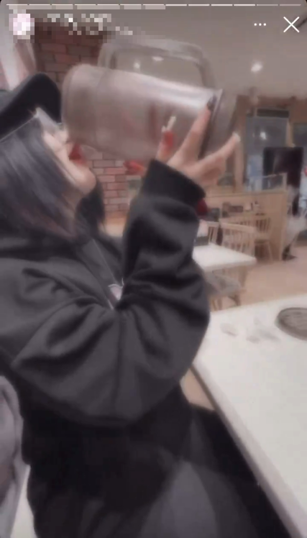 日本兩少女Sukiya直接對嘴飲共用水壺被捕 最高可被判以下刑罰!