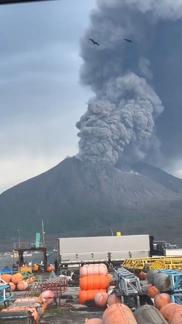 遊日注意!鹿兒島櫻島火山持續爆發! 噴煙達3000公尺 多班航班受影響!