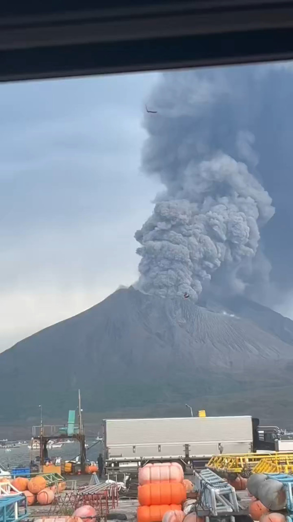 遊日注意!鹿兒島櫻島火山持續爆發! 噴煙達3000公尺 多班航班受影響!