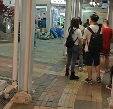 啟德再現近百人排隊等足1小時網民：展現公屋購買力