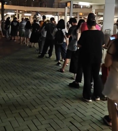 啟德再現近百人排隊等足1小時網民：展現公屋購買力