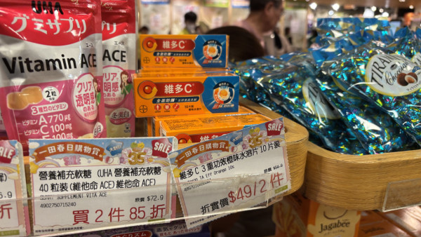 Redoxon維多C 3重功效橙味水溶片(10片裝)，特價：$49買一送一；平均$24.5/盒（45折）。