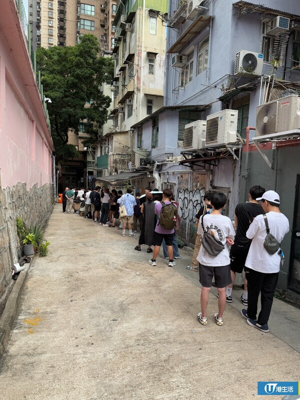 上環後巷中午驚現排隊人龍！激長蛇餅目測近50人只為搶一物