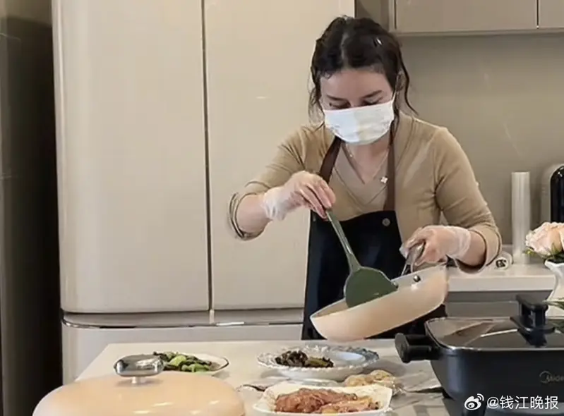 內地興起上門私廚風氣  女網紅著瑜珈褲上門煮飯月入2萬人仔／網民2點質疑真偽
