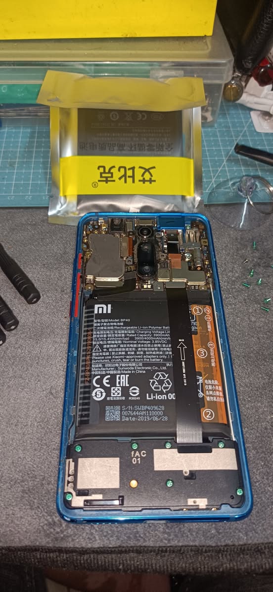 港女淘手機電池自行更換。圖片來源：FB@淘寶唔開心share（中伏group)