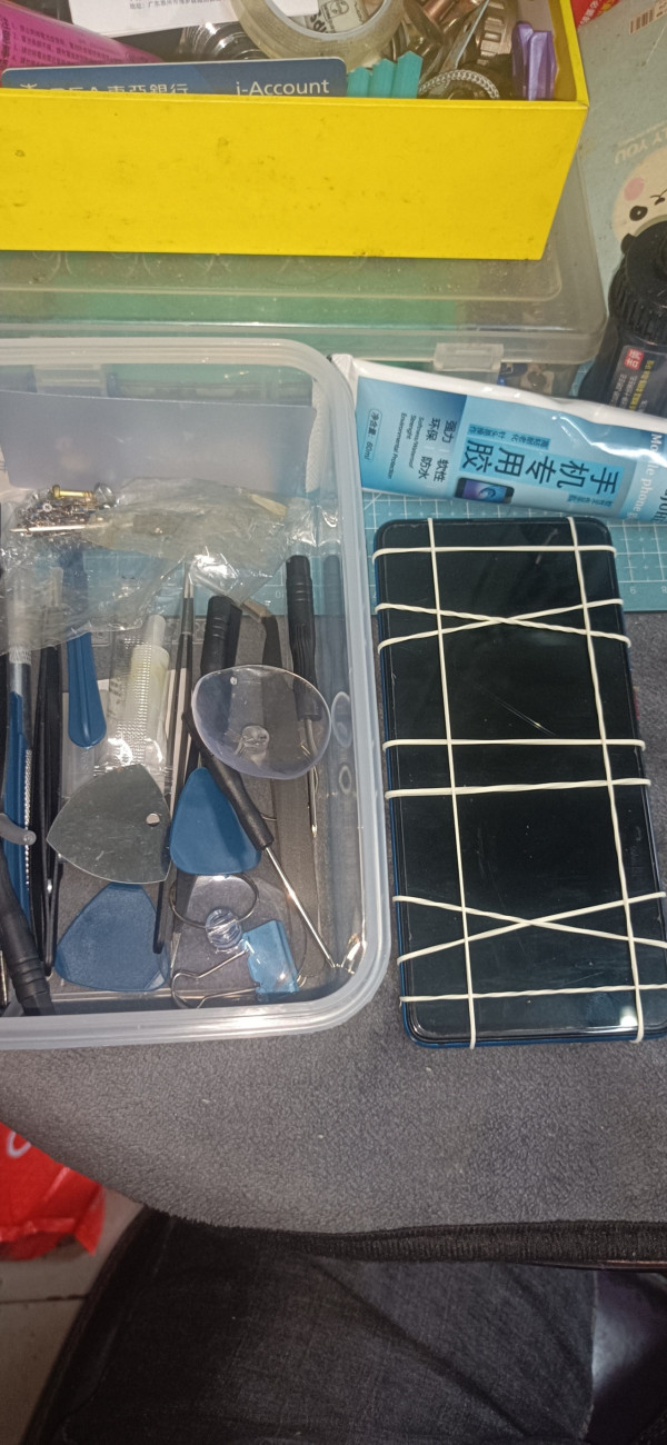港女表示，自己過去曾換過不少手機電池，大讚自行換電池慳錢又有成功感。圖片來源：FB@淘寶唔開心share（中伏group)
