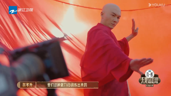 離巢視帝激罕剃光頭減磅演出判若兩人 驚艷同場大導演：就是TVB訓練出來