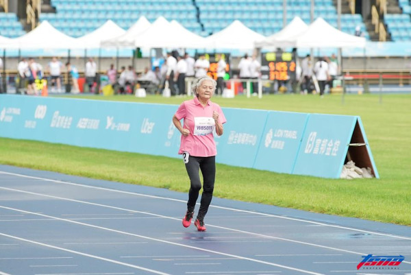 88歲百米女飛人林潘秀雲摘金被封「噴射機婆婆」 曾因喪偶陷情困  25年前重返跑道重啟第二人生 