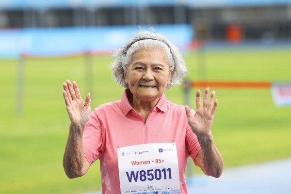 88歲百米女飛人林潘秀雲摘金被封「噴射機婆婆」 曾因喪偶陷情困  25年前重返跑道重啟第二人生 