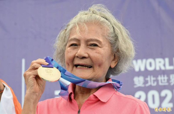 88歲百米女飛人林潘秀雲摘金被封「噴射機婆婆」 曾因喪偶陷情困  25年前重返跑道重啟第二人生 