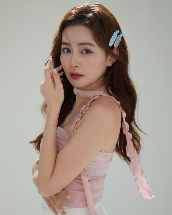 李蘊離婚後首度與前夫合照晒全家福 二人同框表情成焦點惹無限猜測