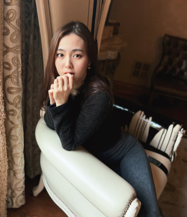 李蘊離婚後首度與前夫合照晒全家福 二人同框表情成焦點惹無限猜測