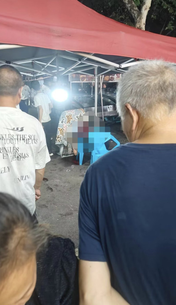網瘋傳武漢夜市槍擊影片 烤肉攤食客遭爆頭1死2傷 目擊者：直接開4槍 