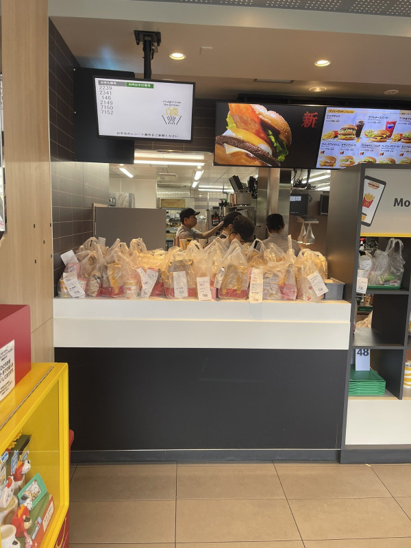 日本麥當勞推Pokémon卡再爆黃牛亂象！大量開心樂園餐被搶購後遭棄置街頭 