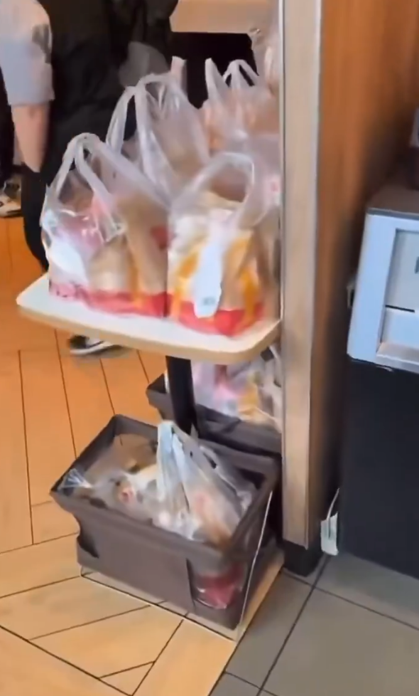 日本麥當勞推Pokémon卡再爆黃牛亂象！大量開心樂園餐被搶購後遭棄置街頭 