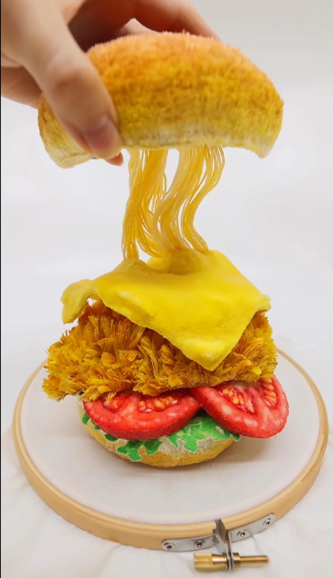 這些食物竟是3D立體刺繡?以假亂真巧手神還原漢堡/餐蛋麵!