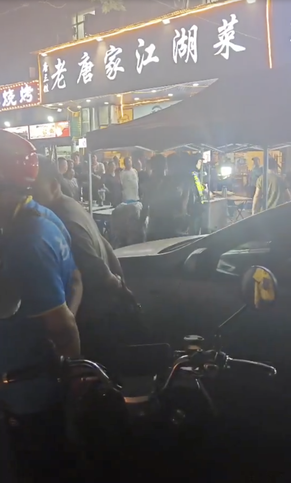 網瘋傳武漢夜市槍擊影片 烤肉攤食客遭爆頭1死2傷 目擊者：直接開4槍 