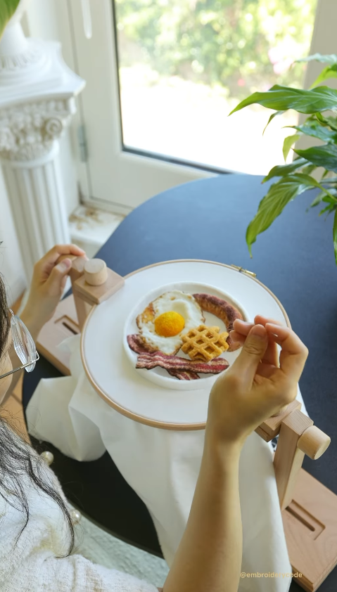 這些食物竟是3D立體刺繡?以假亂真巧手神還原漢堡/餐蛋麵!