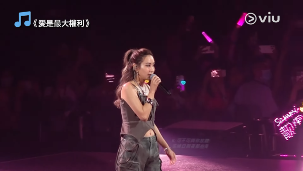 鄭秀文澳門演唱會2025｜當紅女歌手久休8年驚喜現身任嘉賓 獻唱代表作掀回憶殺