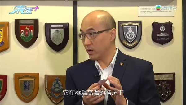 不過，由於$10膠鈔的物料緣故，在極端高溫情況之下是有機會變形縮水，這是完全正常的狀況。