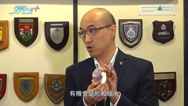 不過，由於$10膠鈔的物料緣故，在極端高溫情況之下是有機會變形縮水，這是完全正常的狀況。