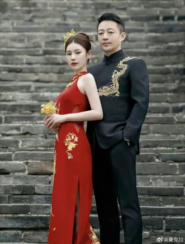 婚禮當天，汪小菲與馬筱梅均以中式禮服亮相，女方穿大紅色旗袍，但全身僅有3件金器，未見傳統龍鳳鐲和金戒指，金器首飾相當簡約。圖片來源：微博