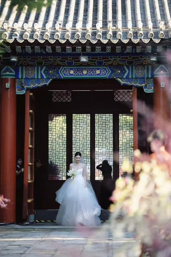 隨後汪小菲與馬筱梅換上了西式婚紗與西裝。
