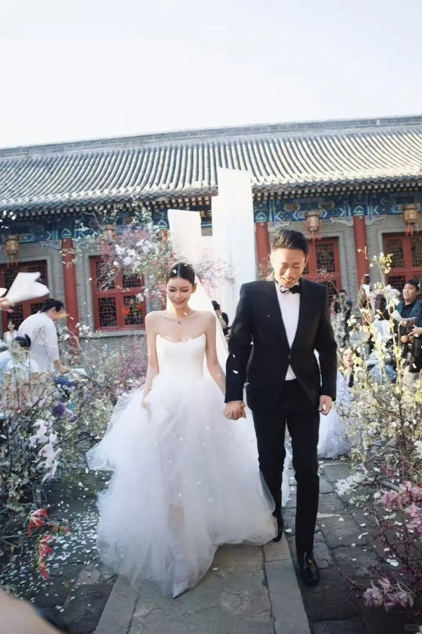 隨後汪小菲與馬筱梅換上了西式婚紗與西裝。