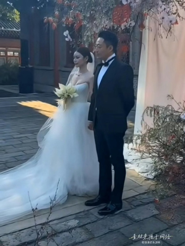 可見馬筱梅身穿低胸婚紗，但身上珠寶首飾並不多。