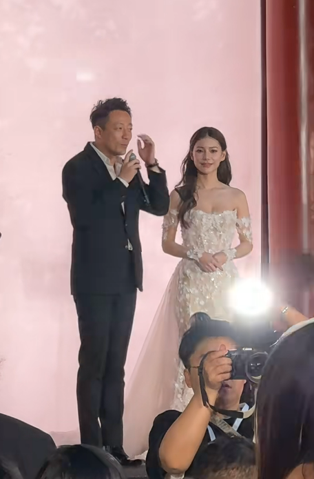 汪小菲與馬筱梅在宴會廳舉行一場較為盛大的婚禮。