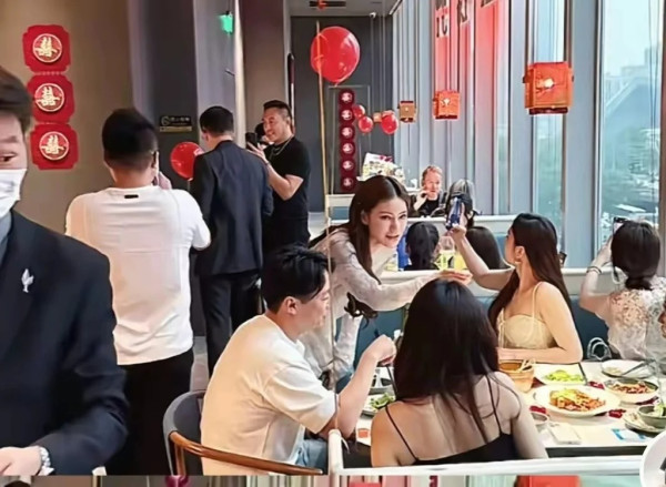 另一邊廂，汪小菲與馬筱梅亦在旗下火鍋店品牌「麻六記」設宴，部分賓客被安排在火鍋店內卡位就座。
