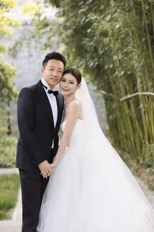 再加上婚禮時所穿的中式禮服與西式婚紗，出手認真闊綽，可見汪小菲十分重視新婚妻子。
