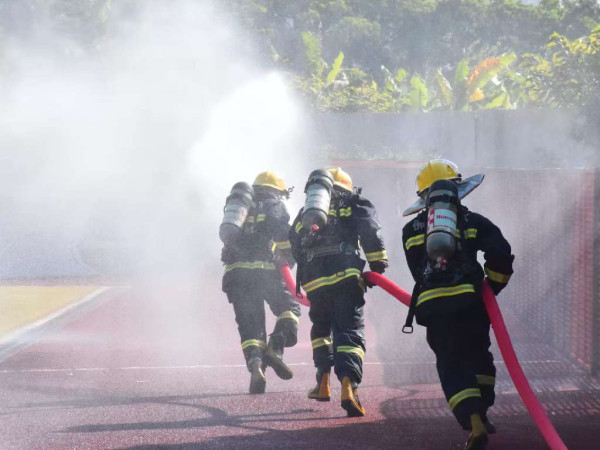 據廣東佛山消防消息所提，最近發生的一場火災是因為戶主沒有拔掉充電線且留在床上，之後意外燒着多件傢俬電器而引起。
