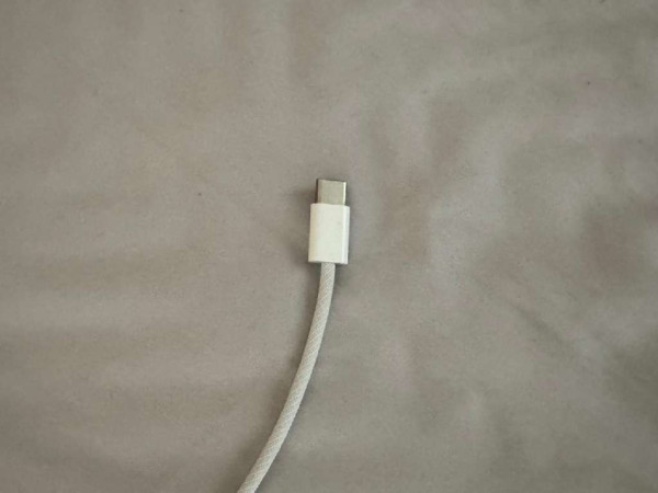 戶主黃先生回想火災前的睡房情景，提到其中一條充電線是拉到床頭位置且是處於通戶主黃先生回想火災前的睡房情景，提到其中一條充電線是拉到床頭位置且是處於通電狀態的。電狀態的。