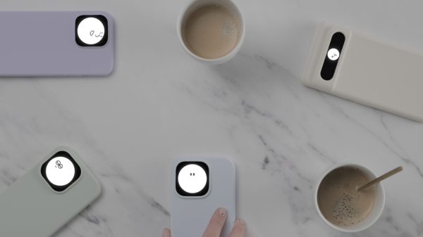 手機殼倒轉裝可解決手機成癮?秒變極簡傻瓜機/去除多餘資訊助低頭族戒除壞習慣