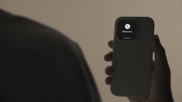 手機殼倒轉裝可解決手機成癮?秒變極簡傻瓜機/去除多餘資訊助低頭族戒除壞習慣