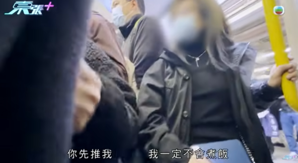 大圍「伸拳姐」無差分攻擊，圖片來源︰東張西望。