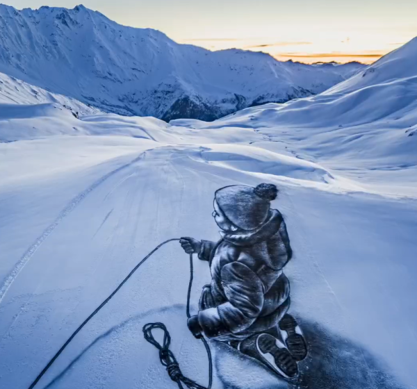 法國藝術家用山做畫布 創造出1萬平方米巨畫 