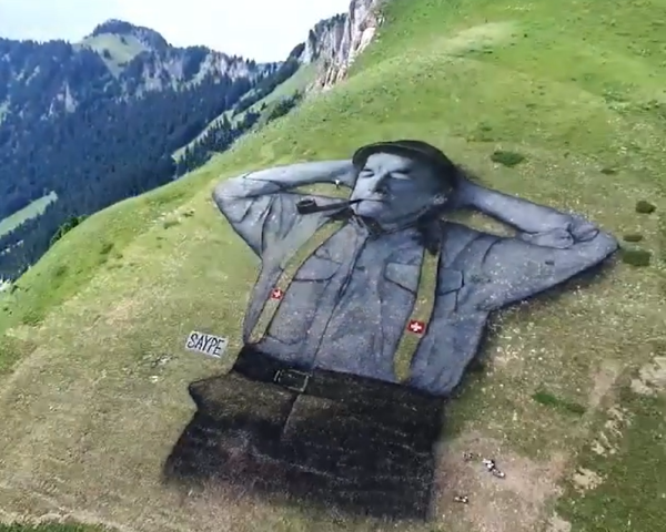 法國藝術家用山做畫布 創造出1萬平方米巨畫 