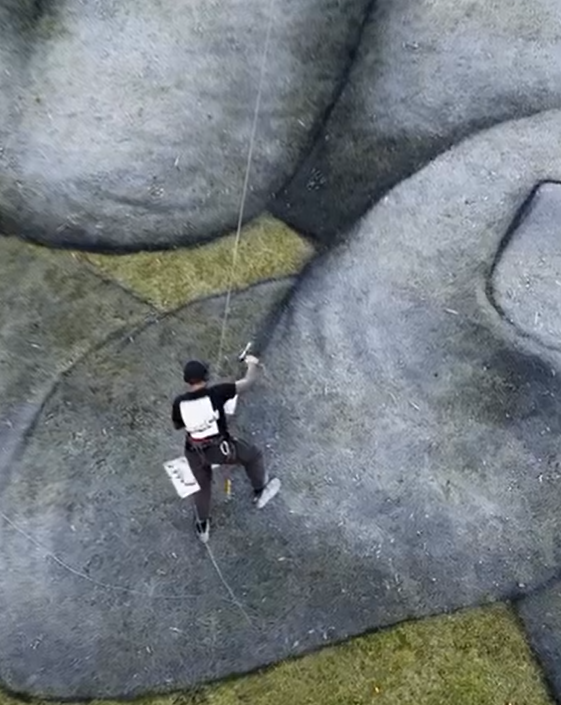 法國藝術家用山做畫布 創造出1萬平方米巨畫 