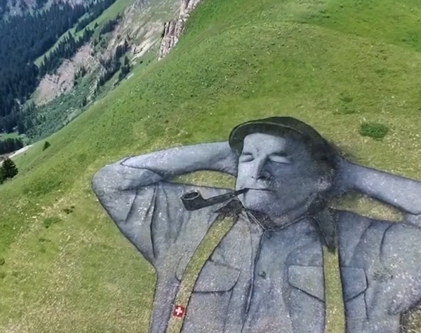 法國藝術家用山做畫布 創造出1萬平方米巨畫 