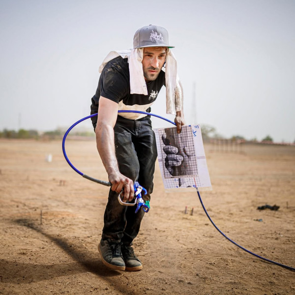 法國藝術家用山做畫布 創造出1萬平方米巨畫 