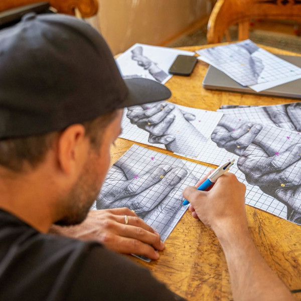 法國藝術家用山做畫布 創造出1萬平方米巨畫 