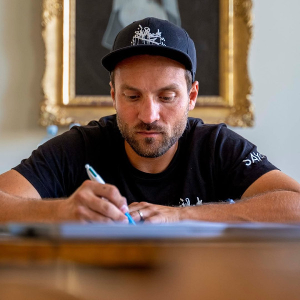 法國藝術家用山做畫布 創造出1萬平方米巨畫 