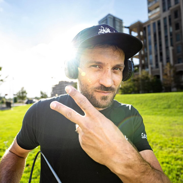 法國藝術家用山做畫布 創造出1萬平方米巨畫 