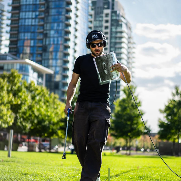 法國藝術家用山做畫布 創造出1萬平方米巨畫 